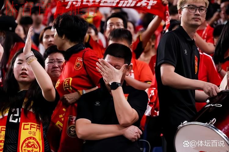 沈阳球迷向佩兰赠送“航母” 望国足从福地扬帆