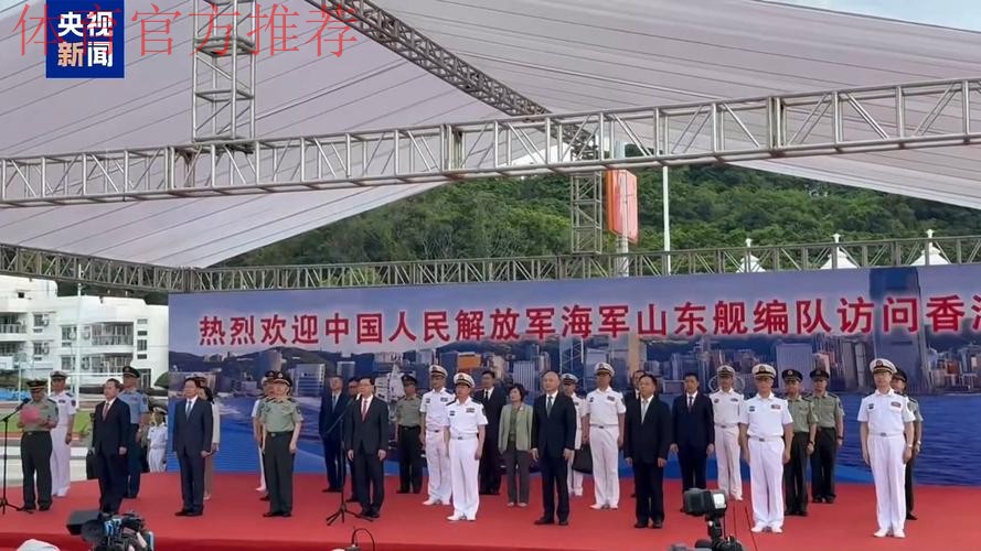 沈阳球迷向佩兰赠送“航母” 望国足从福地扬帆