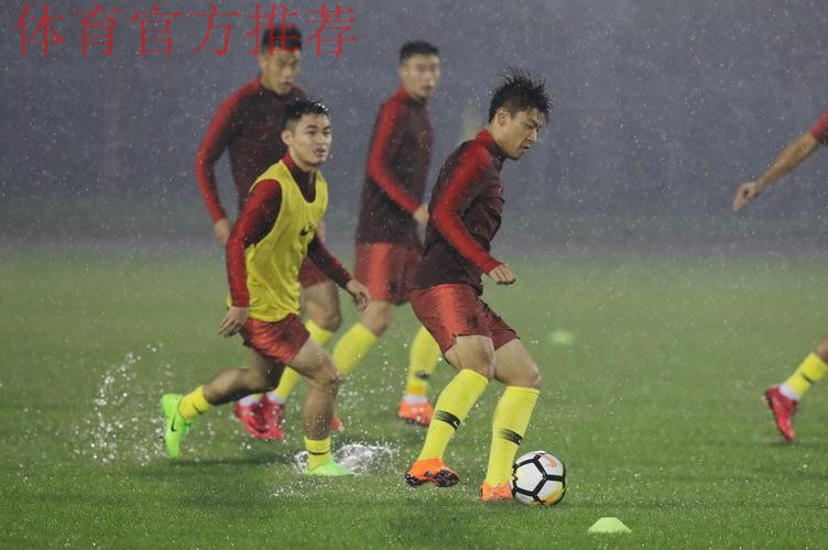 国足冒雨备战 里皮满意球队训练表现