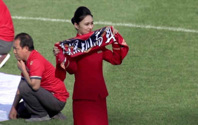 靓丽空姐亮相中甲赛场 助威球队倡导文明赛场