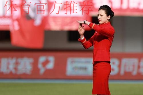 靓丽空姐亮相中甲赛场 助威球队倡导文明赛场