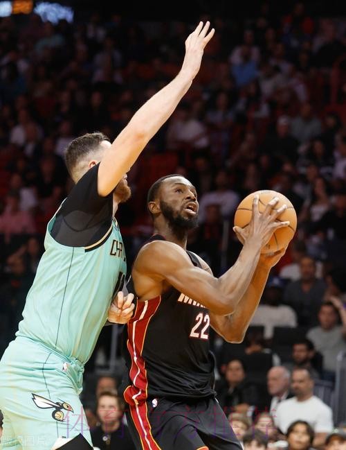 威金斯首节5投3中,罚球4中4得到11分4篮板1助攻 威金斯首节5投3中,罚球4中4得到11分4篮板1助攻